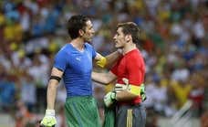 Iker Casillas recuerda a su mejor rival: «Guardo el pantalón de Buffon, está muy desgastado de todo lo que me lo he puesto»