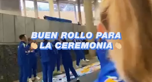 Así se preparan los voluntarios para los himnos en la Eurocopa de Alemania.