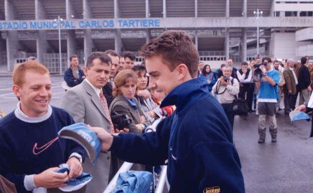 Fernando Alonso en un acto a las puertas del Tartiere. Efe