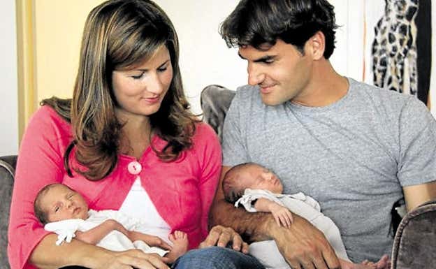 Mirka Vavrinec y Roger Federer con sus hijas mellizas en 2009.  AP