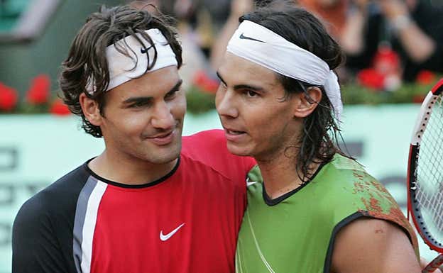 Federer saluda a Nadal tras caer en las semifinales de Roland Garros 2005.  AFP PHOTO / Jack GUEZ