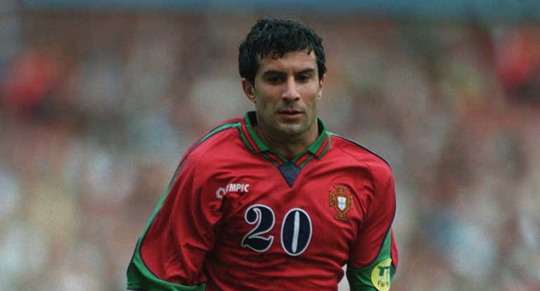 Figo, en un partido con Portugal.
