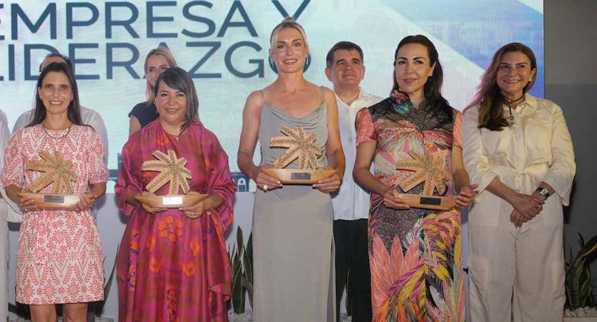 Alexia Putellas recibe el premio «Mujer, Empresa y Liderazgo en Iberoamérica» del CEAPI en Colombia.