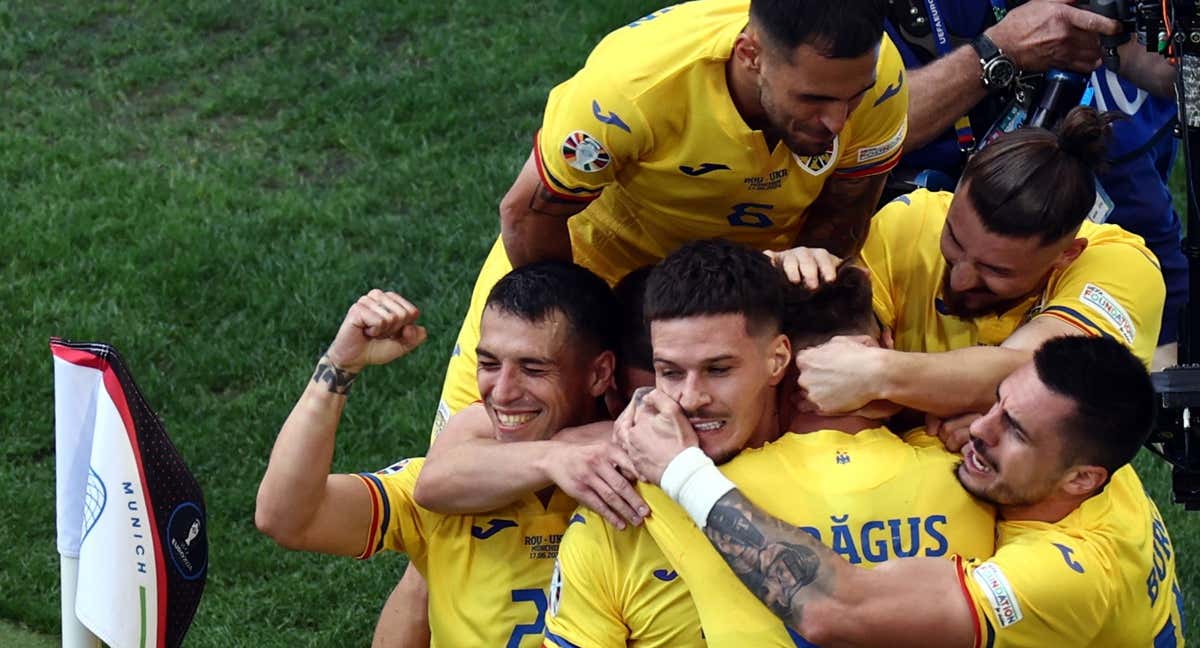 Los jugadores de la selección rumana celebran un gol a Eslovaquia./EFE