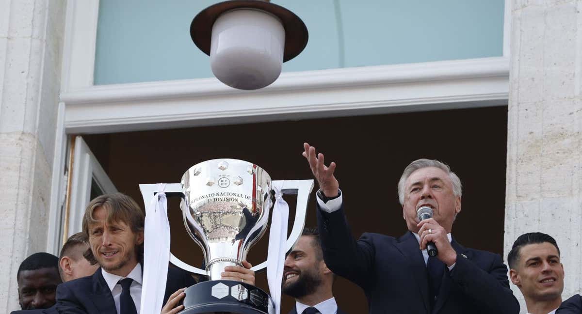 El Real Madrid con el último trofeo de Liga.