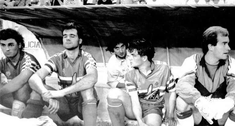 Albesa, con los ojos cerrados en el banquillo de La Rosaleda.