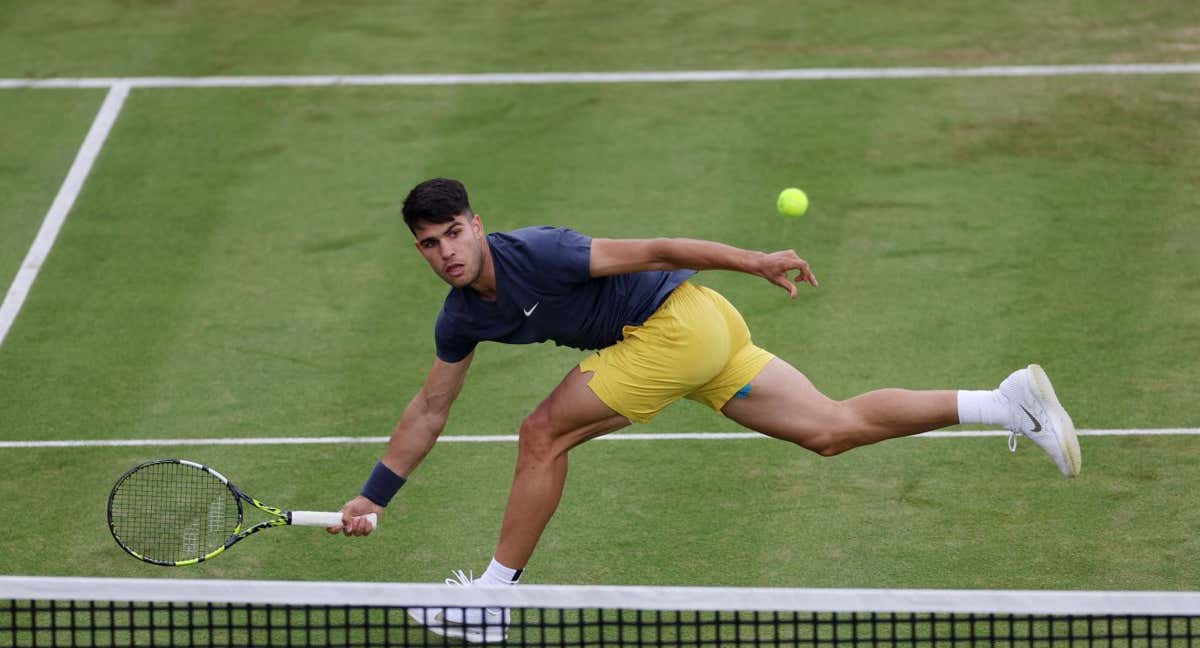 Carlos Alcaraz busca su mejor nivel en Queens con Wimbledon en la mira. /REUTERS