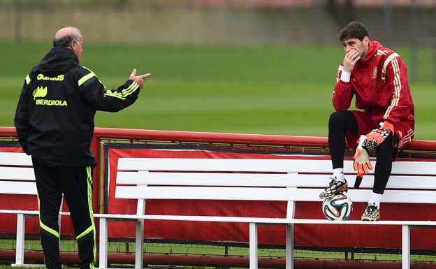 Del Bosque conversa con Iker Casillas en un entrenamiento del Mundial de Brasil 2014.  GETTY