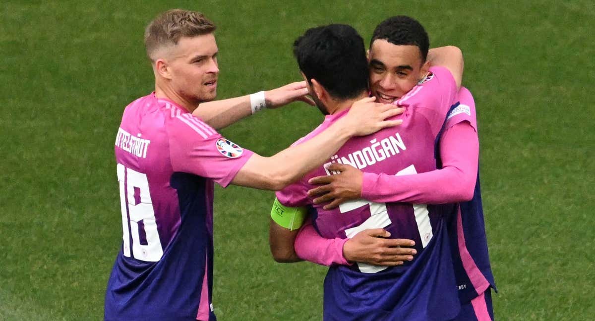 Musiala se abraza a Gündogan para celebrar el 1-0./AFP