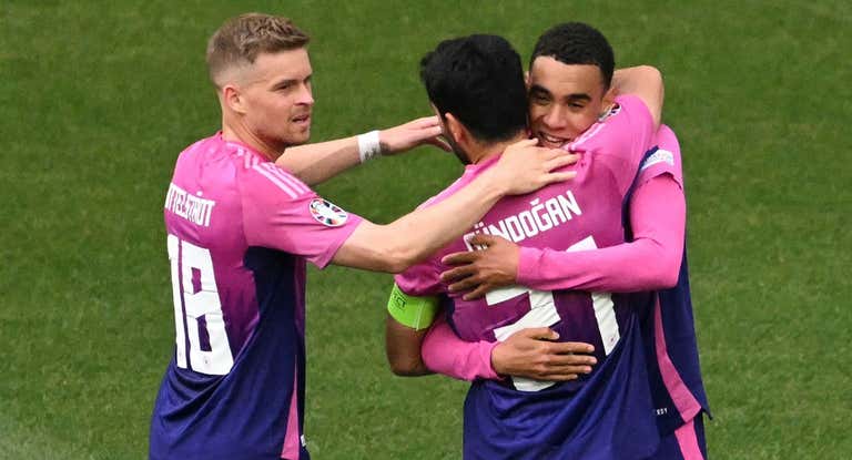 Musiala se abraza a Gündogan para celebrar el 1-0.