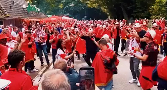 Albaneses y croatas bailan juntos antes del partido
