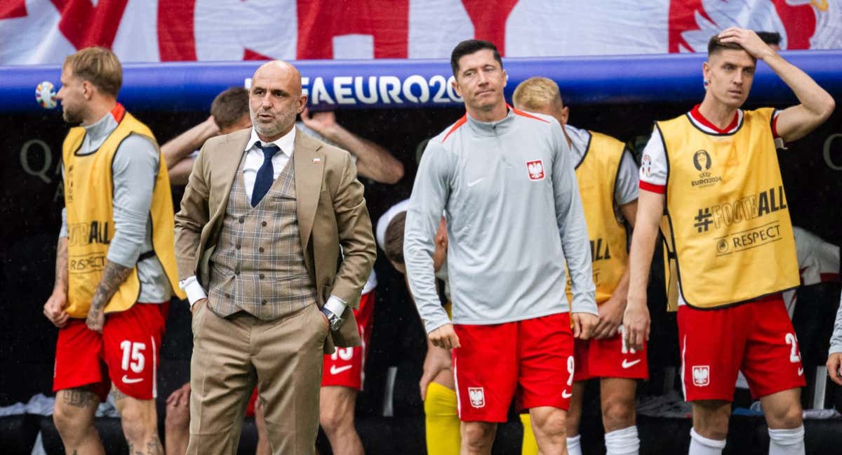 Michał Probierz, en el banquillo de Polonia después del primer partido ante Países Bajos. /GETTY