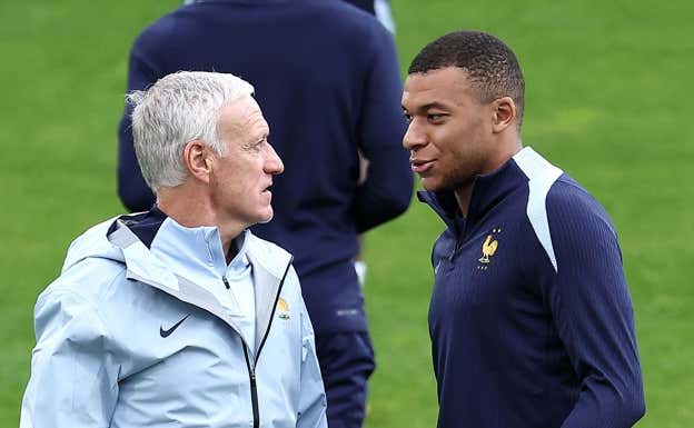 Deschamps y Mbappé, durante un entrenamiento.  AFP