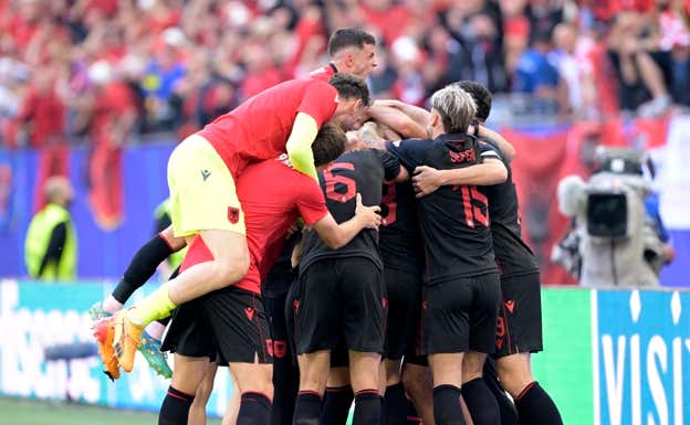 Los jugadores de Croacia celebran el gol de Gjasula.  REUTERS