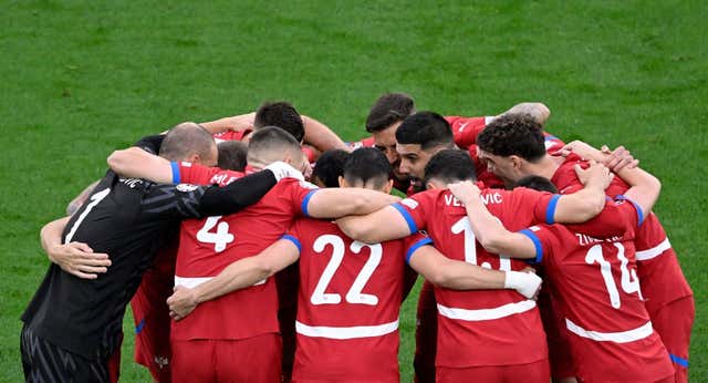 UEFA expulsa a un periodista de Kosovo por un gesto a los serbios: “Tengo un trauma por la guerra”