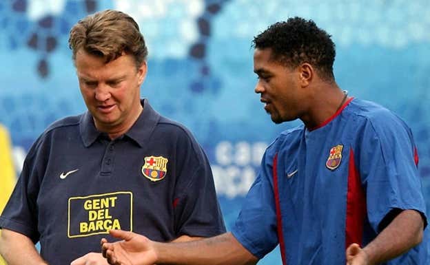 Van Gaal y Kluivert, en 2002, en el Barcelona. EFE