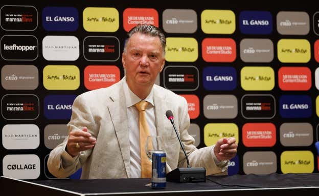 Louis van Gaal habla durante la conferencia. EP