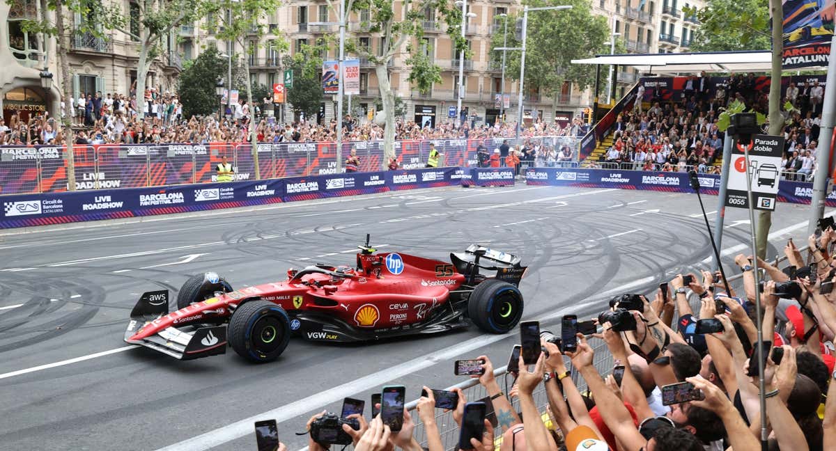 Carlos Sainz, durante la exhibición en Barcelona./REUTERS