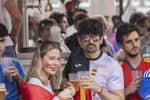 El 'buen rollo' entre España e Italia en la Fan Zone al ritmo del 'Bella Ciao' y una pancarta que viaja desde Valencia: «Lim, go home»