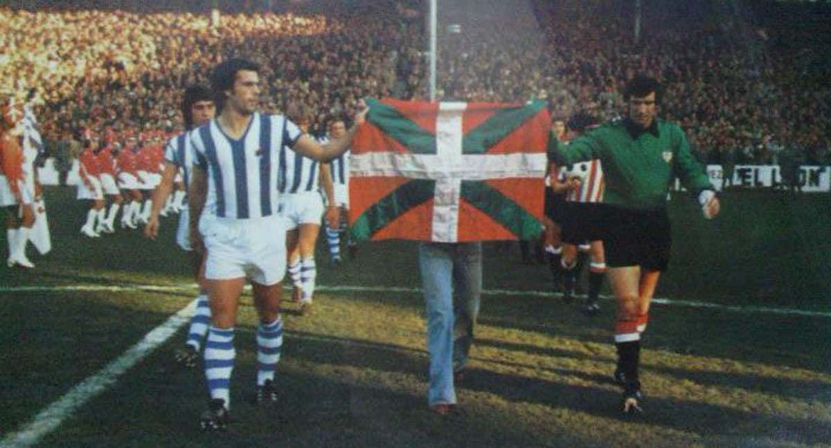Inaxio Kortabarria y José Ángel Iribar portan la ikurriña aquel 5 de diciembre de 1976 en Atotxa. /El Correo