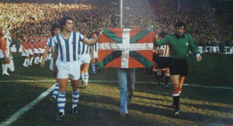 Inaxio Kortabarria y José Ángel Iribar portan la ikurriña aquel 5 de diciembre de 1976 en Atotxa.