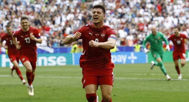 Jovic resucita justo a tiempo para reanimar a Serbia en la Eurocopa