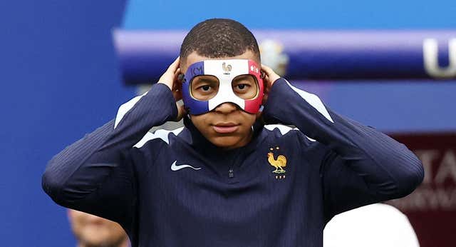 Por qué Mbappé no puede jugar con la máscara que ha lucido en su último entrenamiento