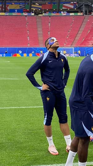 Mbappé y su máscara. RELEVO