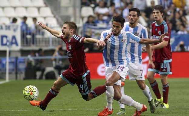 Recio, ante Illarramendi, en un Málaga-Real Sociedad.  EFE