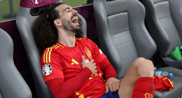 Cucurella, en el banquillo tras el partido ante Italia.