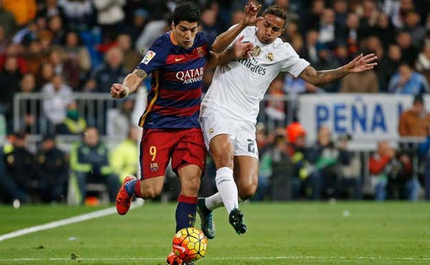 Danilo lucha con Luis Suárez por un balón. REUTERS