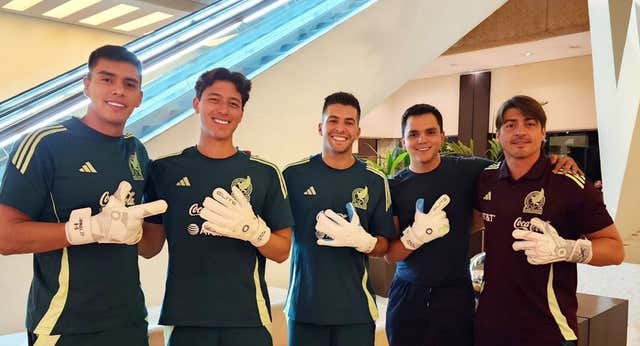 México para en la Copa América con un guante de cuatro dedos: «Su esposa le dijo que si iba a jugar como Mickey Mouse»