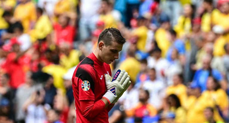 Lunin, en un partido con Ucrania.