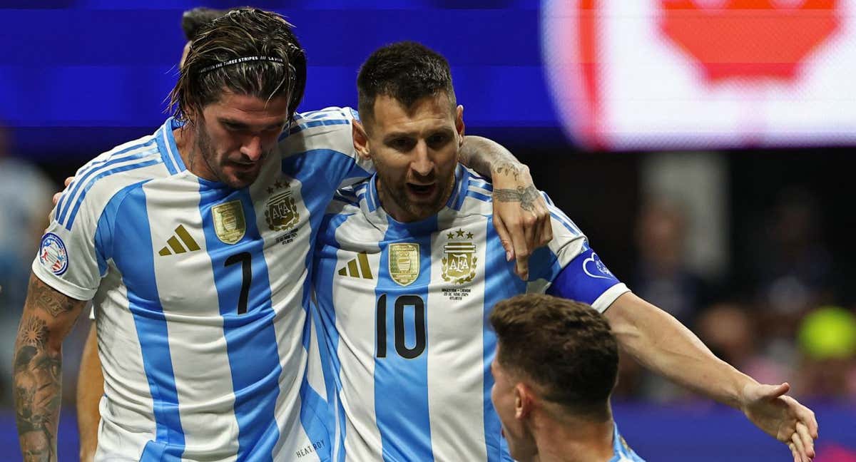 Messi, De Paul y Álvarez celebran el gol del jugador del City. /REUTERS