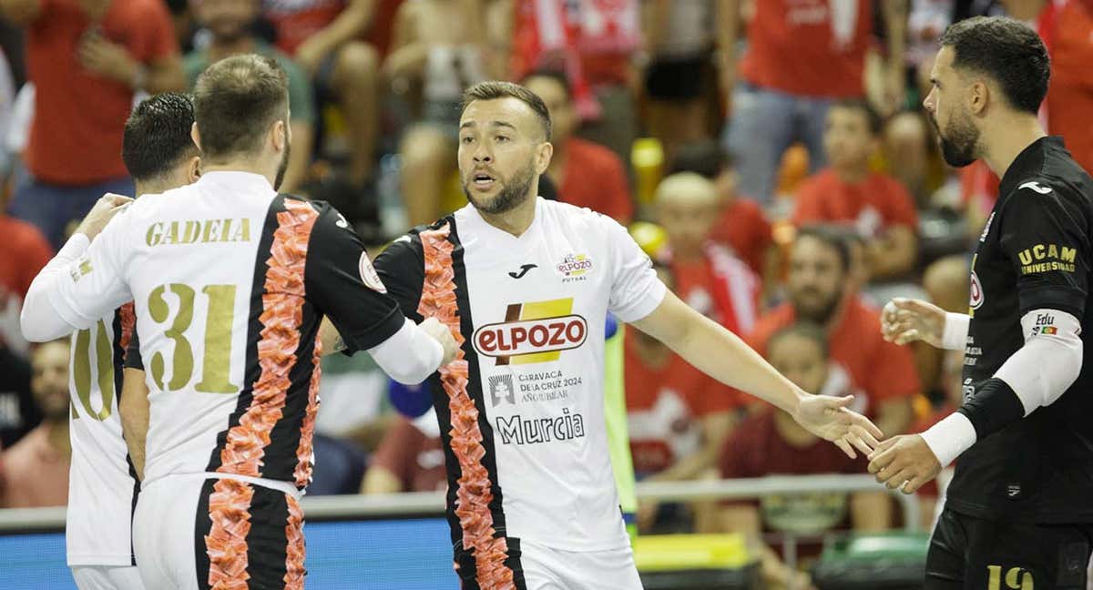 Rafa Santos, Gadeia y Juanjo celebran un gol de ElPozo Murcia ante el Jimbee Cartagena. /PASCU MÉNDEZ