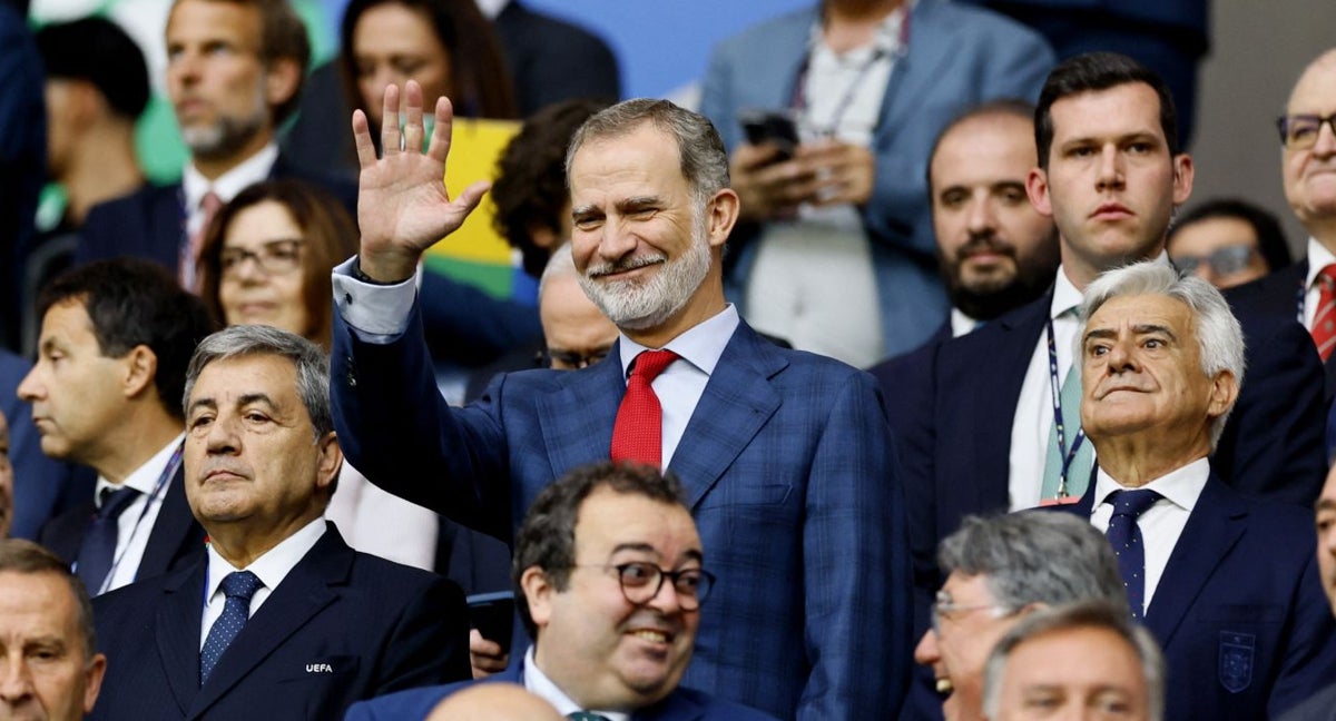 Pedro Rocha (derecha), junto al rey Felipe VI (centro) en Genselkirchen.