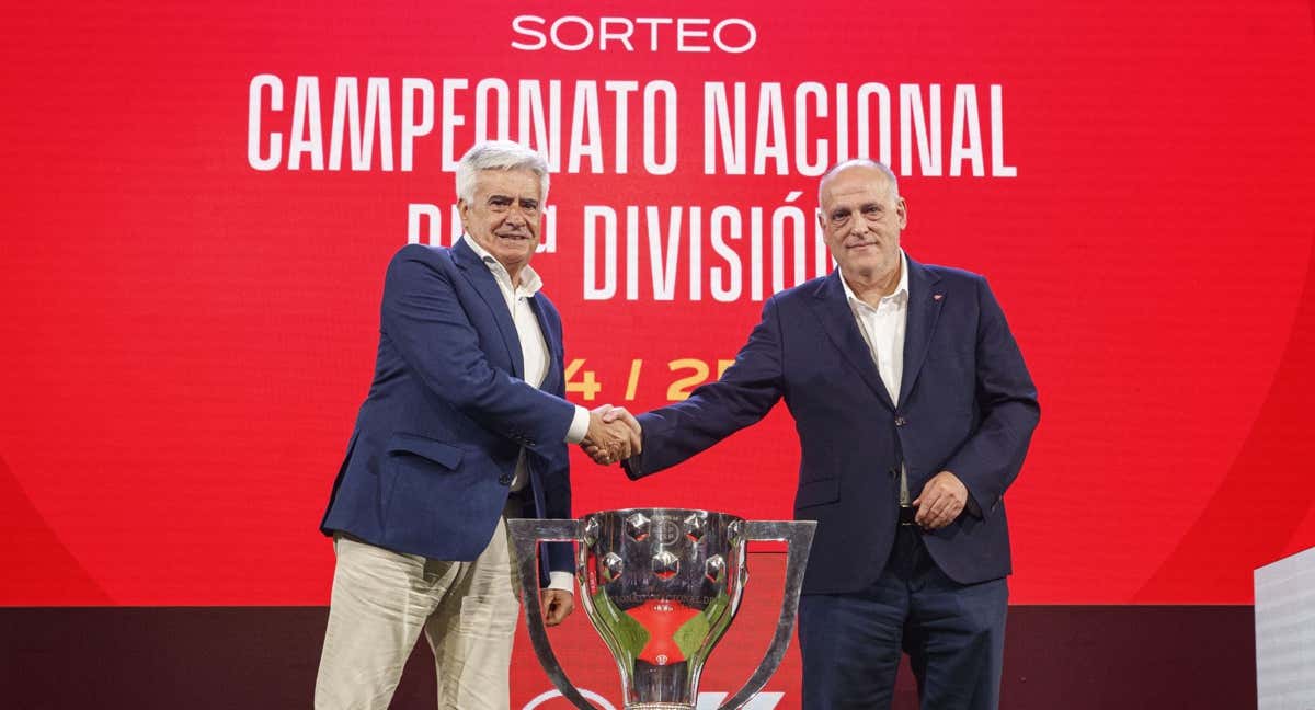 Pedro Rocha da la mano a Javier Tebas en el sorteo del calendario de LaLiga. /EFE