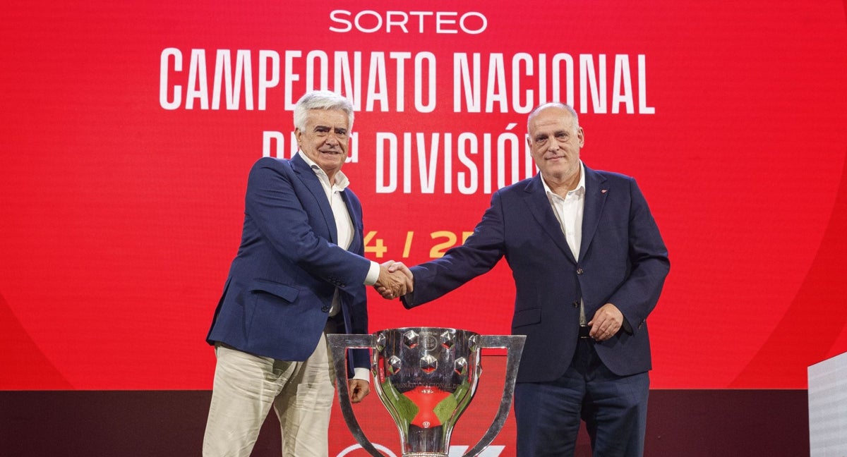 Pedro Rocha da la mano a Javier Tebas en el sorteo del calendario de LaLiga.