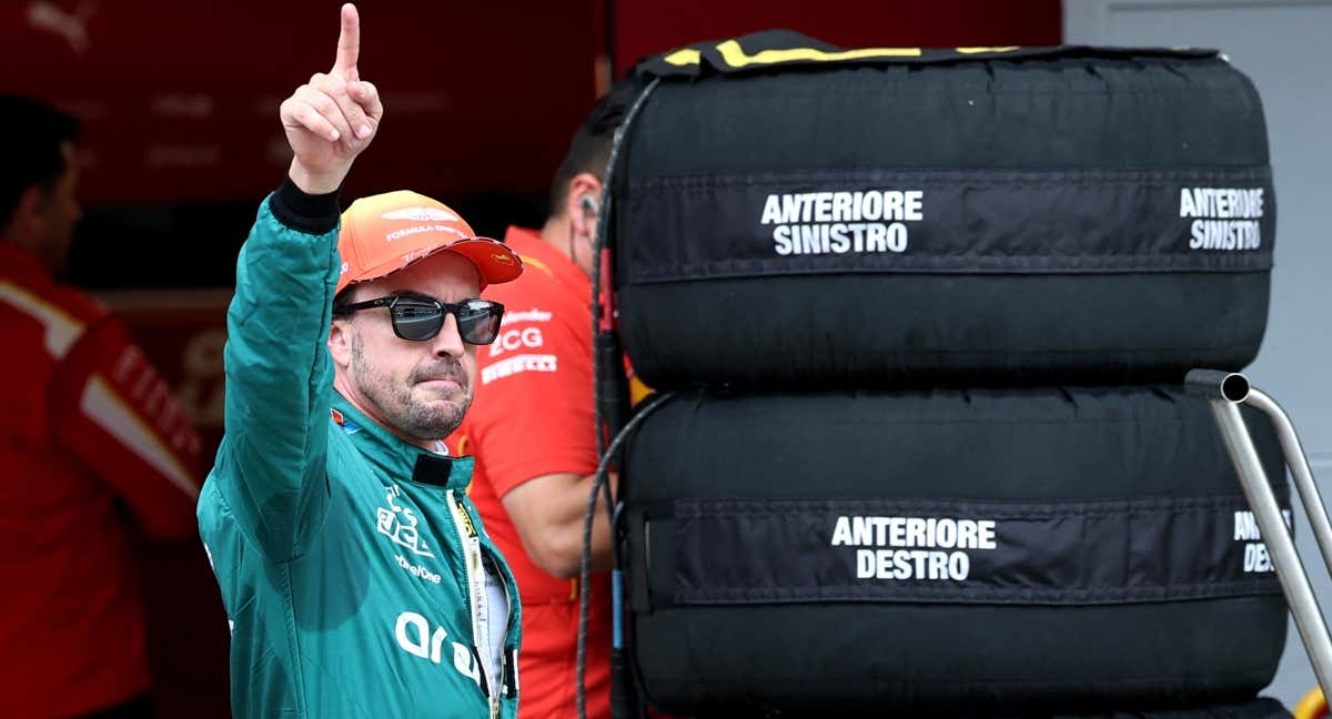 Fernando Alonso, saludando a sus fans en Barcelona.