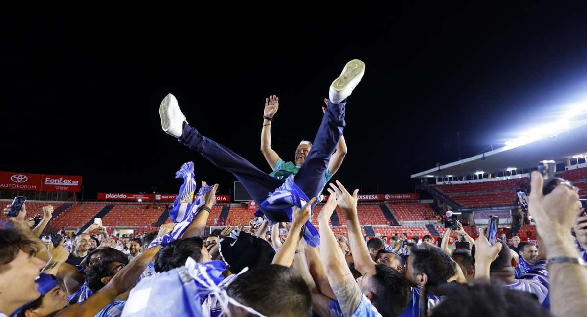 Jugadores del Málaga mantean a Sergio Pellicer.
