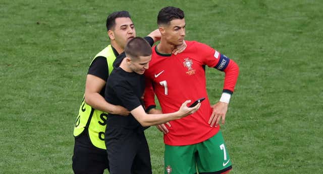 El acoso de ‘selfies’ a Cristiano Ronaldo llega al césped y pone en jaque a la seguridad de la Eurocopa: ‘Es el precio a pagar por tenerle’