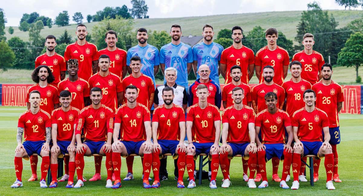 Rocha, el pasado13 de junio, antes de comenzar la Eurocopa, haciéndose la foto oficial con la Selección. /GETTY