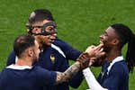 Mbappé está para jugar: horas después de ser suplente estrena la máscara con un doblete