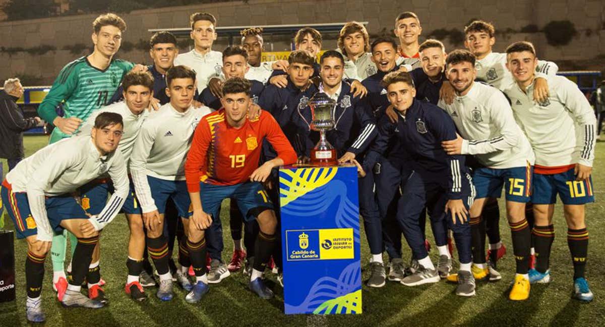 Nico Williams, cuarto por la izquierda en la fila de arriba, posa con la Copa del Atlántico ganada en Gran Canaria. /RFEF