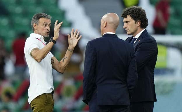 Luis Enrique dialoga en Catar con Luis Rubiales y José Francisco Molina.  GETTY