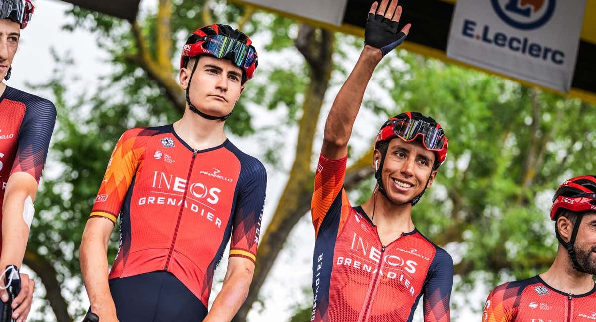 Carlos Rodríguez y Egan Bernal saludan al público durante el pasado Tour de Francia.