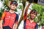 La química entre Carlos Rodríguez y Egan Bernal conquista el Tour: «Asumen sus roles sin que les caigan los anillos»