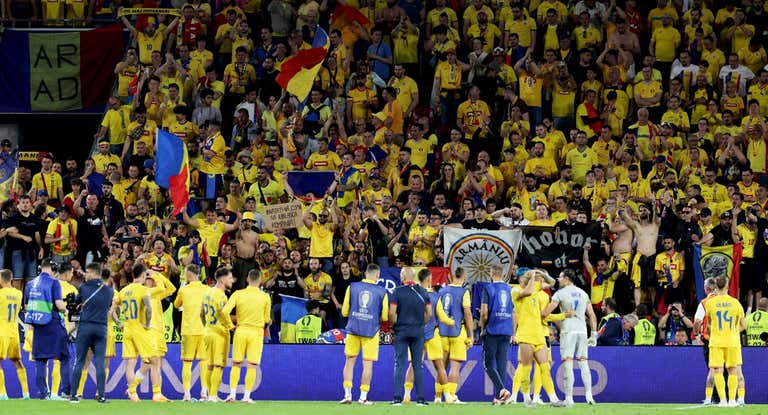 Selección de Rumania con su afición