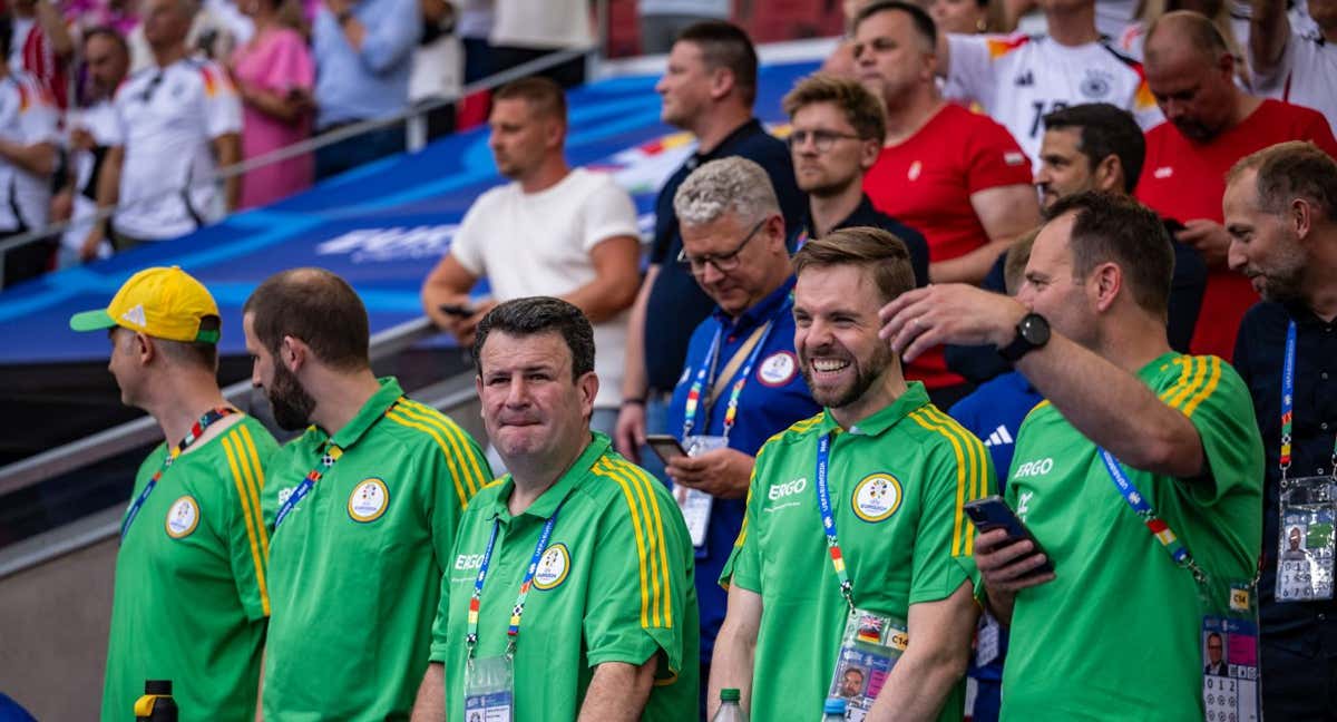 Los voluntarios, durante un momento de un partido en la Eurocopa de Alemania. /GETTY