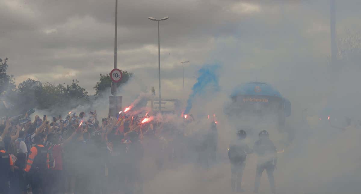 Espectacular ambiente para recibir al autobús del Espanyol.